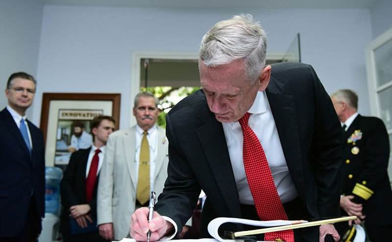 Những hình ảnh đầu tiên của Bộ trưởng Quốc phòng Mỹ tại Việt Nam